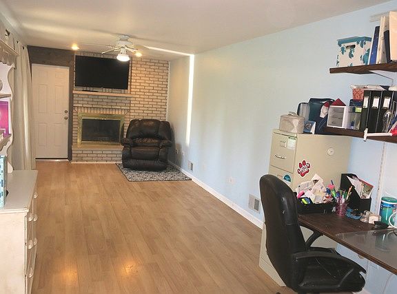 3rd image of 870 Woodlawn St