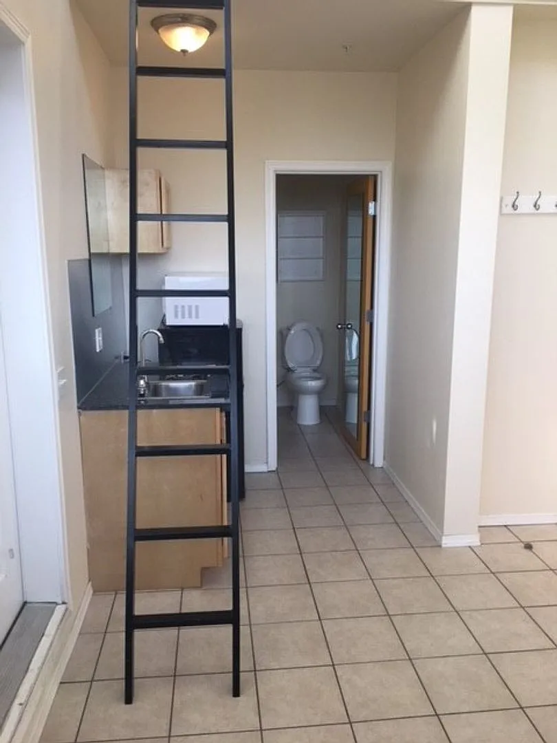 Cortena - Affordable Studios on Cap Hill! — Photo 4