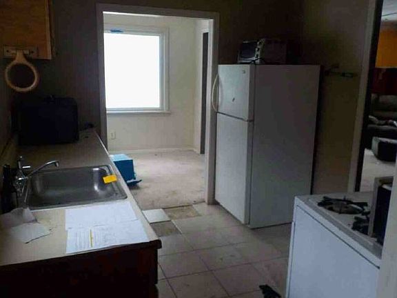 5th image of 985 Bryce Ave