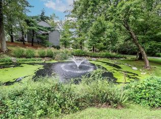 1 Pond View Dr #1, Brookfield, CT 06804