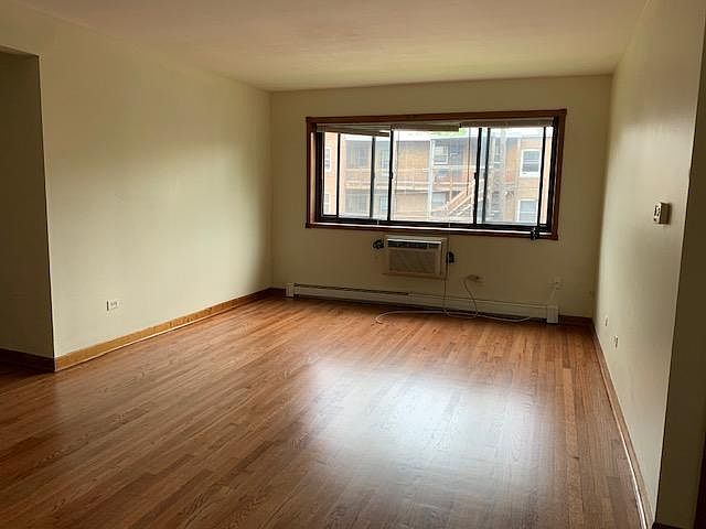 1st image of 1600 W Greenleaf Ave APT 406