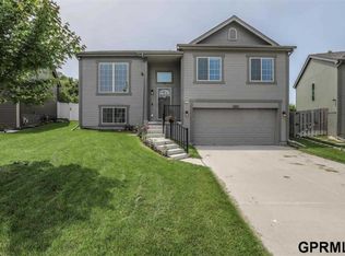 9219 Summit St, Omaha, NE 68122