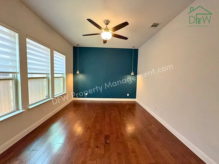 302 Julia Ln — Photo 12