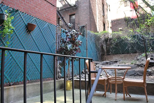 Rented by KVNY Soho | media 33