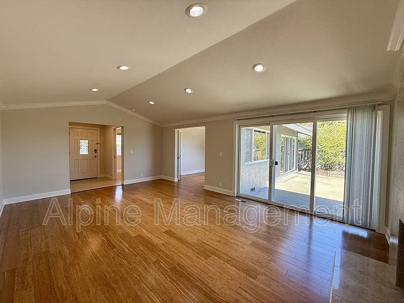 3 bed, 2.5 bath, 2000 sqft, $7,995 — Photo 4