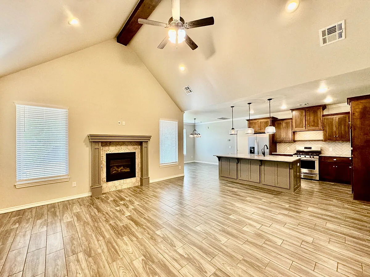 4 bed, 2.0 bath, 2200 sqft, $2,595 — Photo 2