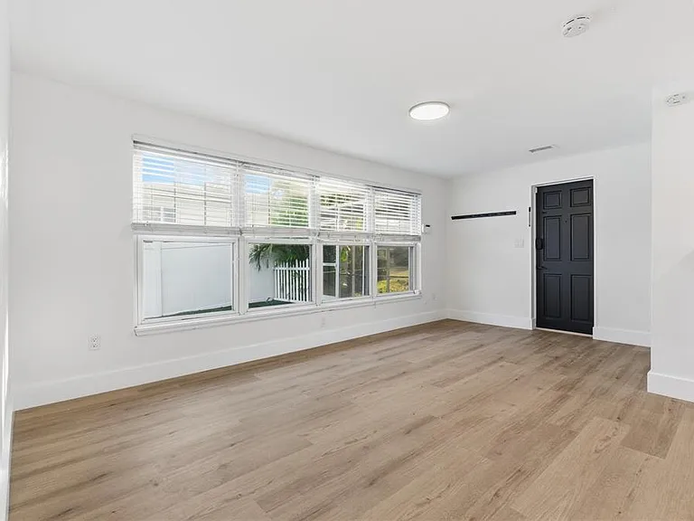 327 Sunny Ln — Photo 15