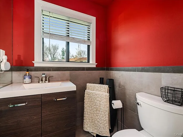 98 Lisa Dr — Photo 2