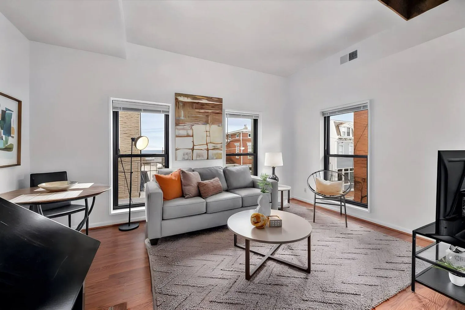 1 bed, 1.0 bath, 968 sqft, $2,352 — Photo 1