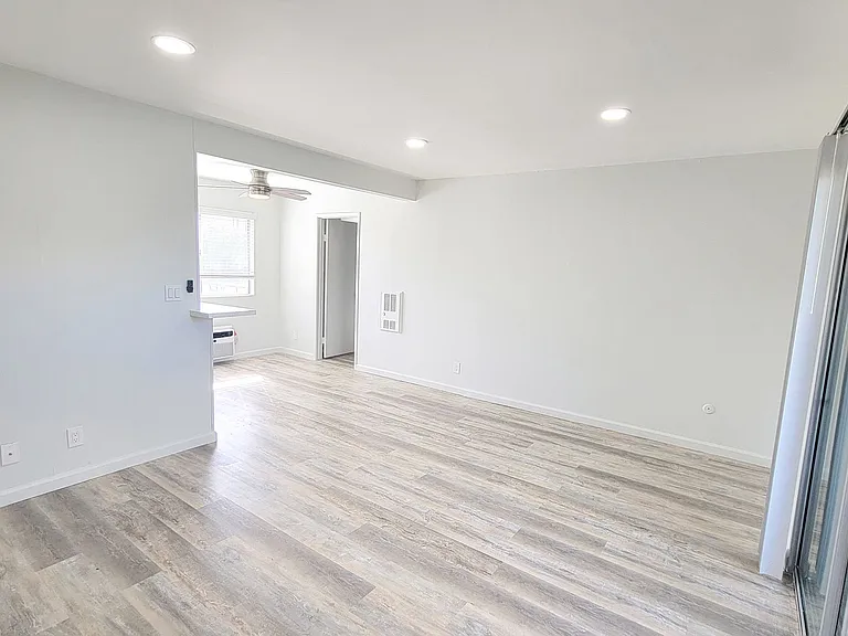 1018 E Lexington Ave — Photo 4