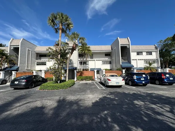801 Palm Trl APT 10, Delray Beach, FL 33483