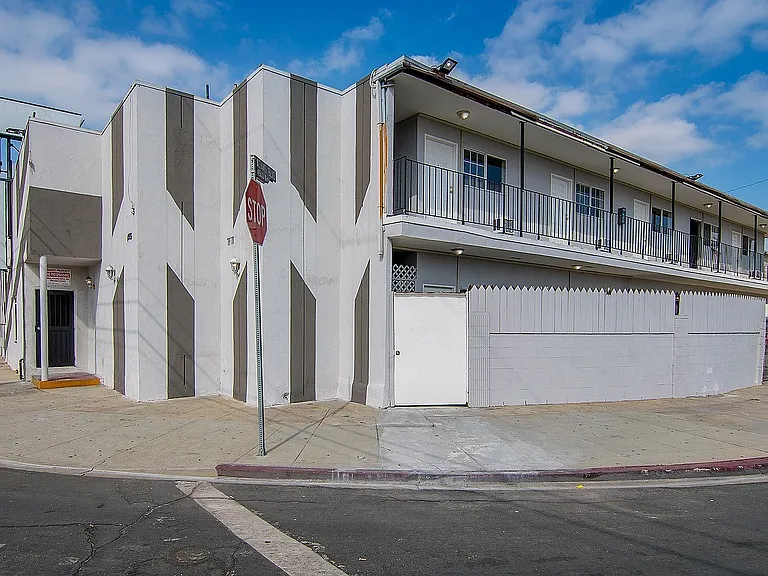 West Adams Studio Apartments — Photo 37
