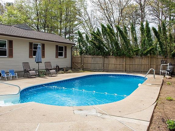 4th image of 27 Club House Rd