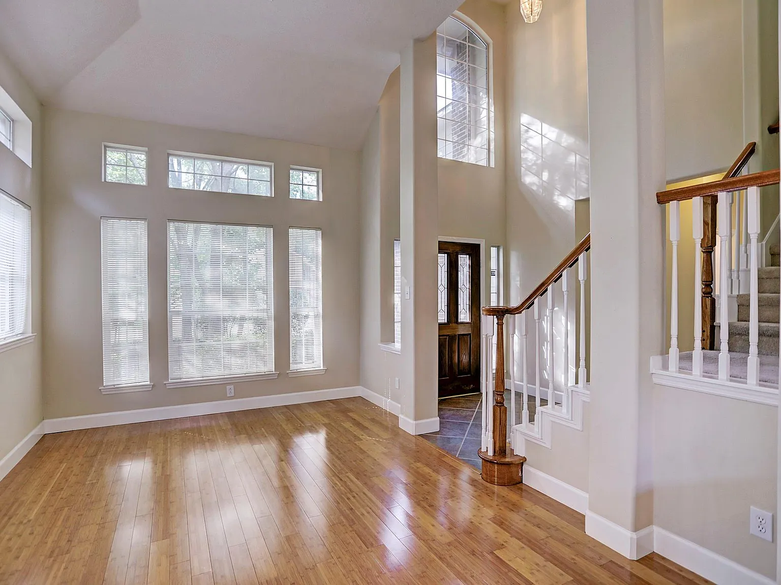 3 bed, 2.5 bath, 2034 sqft, $3,200 — Photo 3