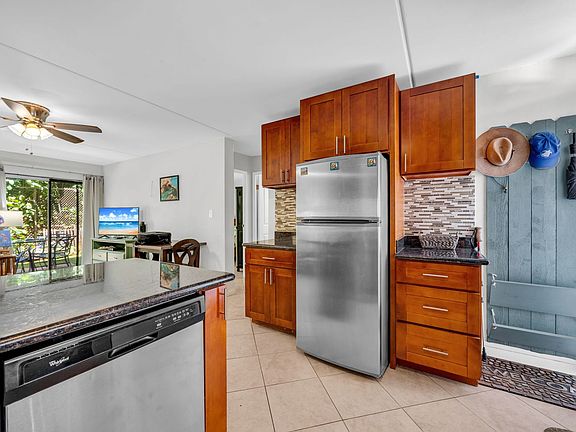 3rd image of 3676 Lower Honoapiilani Rd APT D102