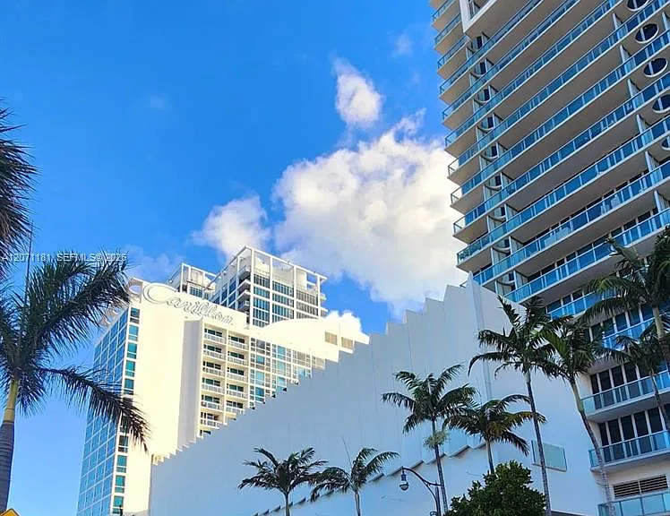 6801 Collins Ave #LPH05 — Photo 16