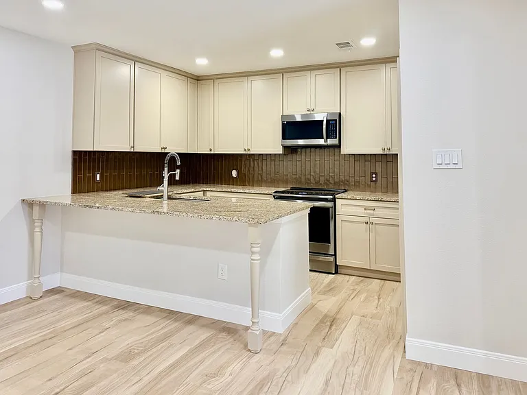 1214 Donaldson Ave — Photo 3