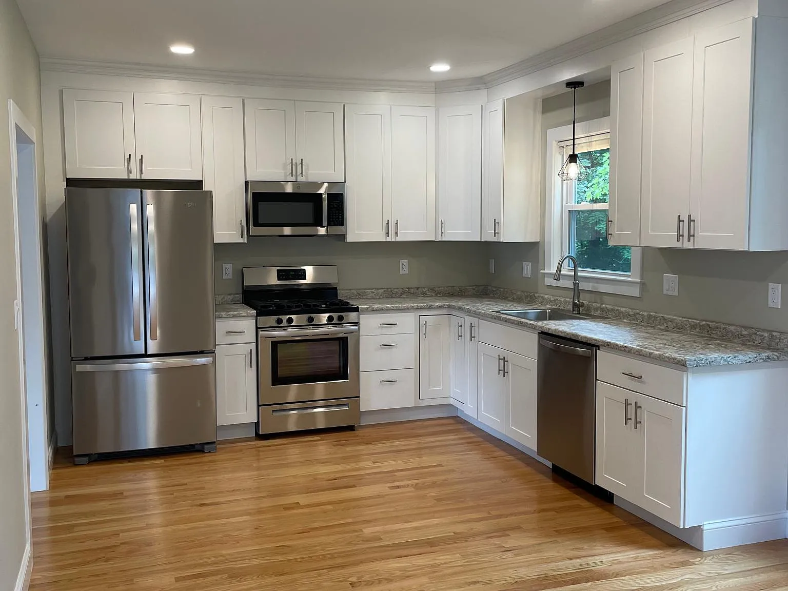 200 Mammoth Rd — Photo 2