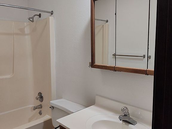 5th image of 601 Boxwood Dr APT 4