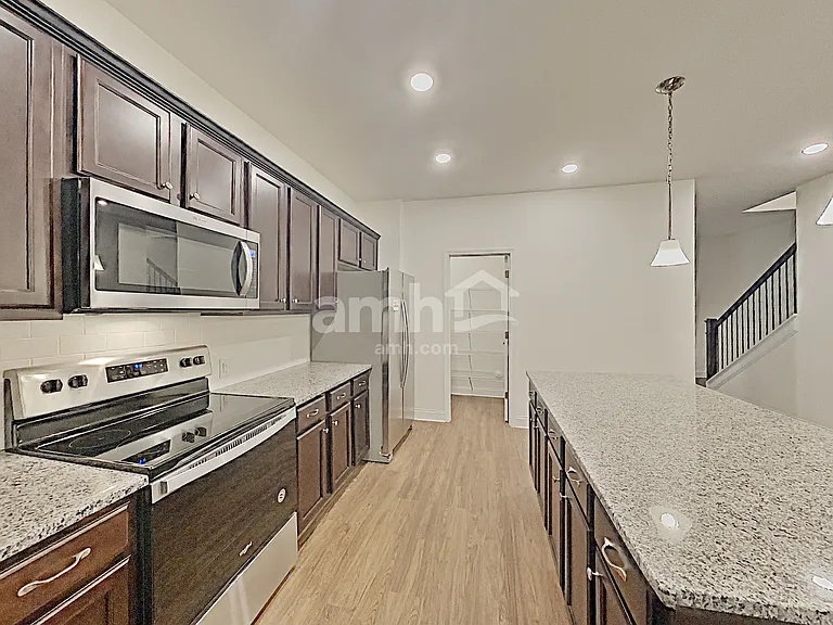 331 Elmhurst Dr — Photo 4