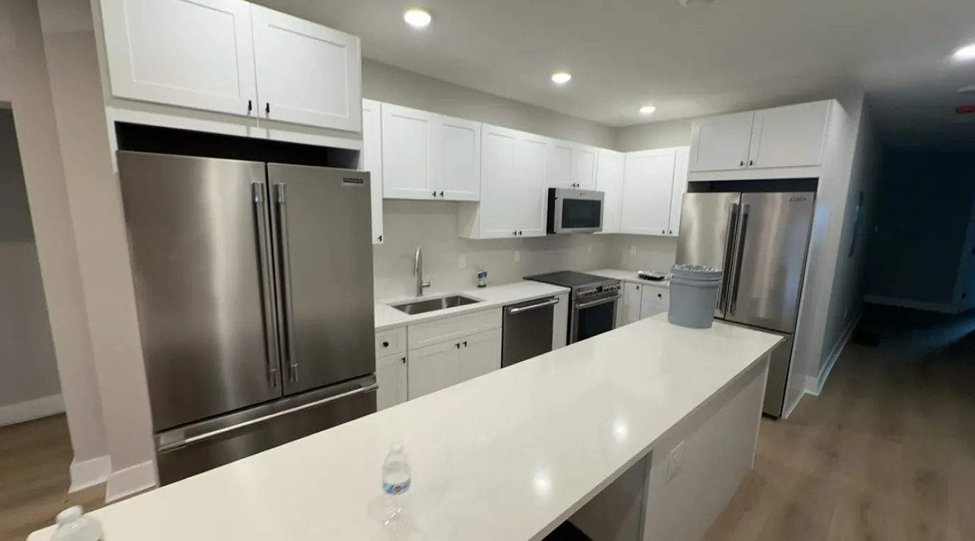4 bed, 9999 sqft, $5,600 — Photo 1