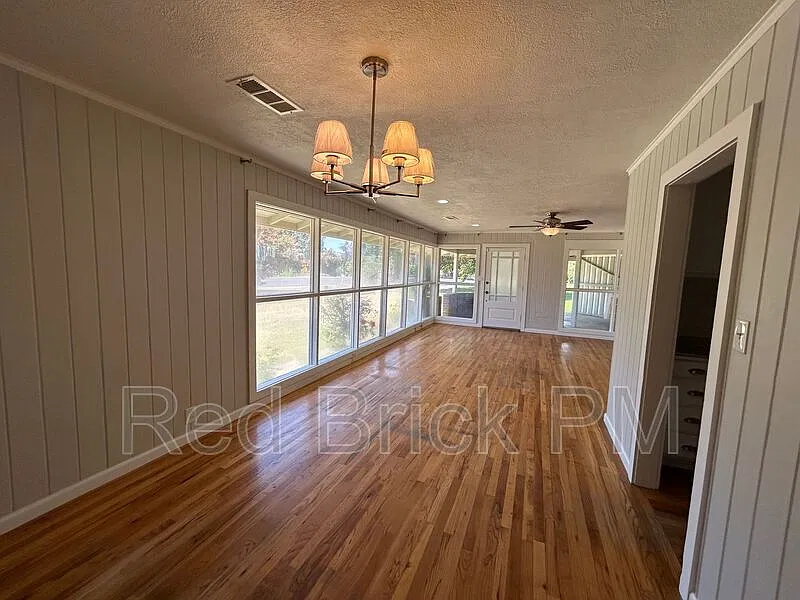 2 bed, 1.0 bath, 1084 sqft, $1,650 — Photo 2