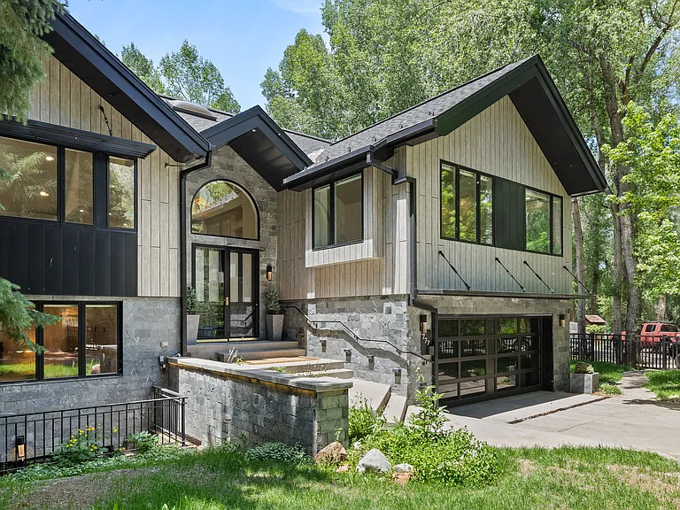 777 Castle Creek Dr — Photo 2