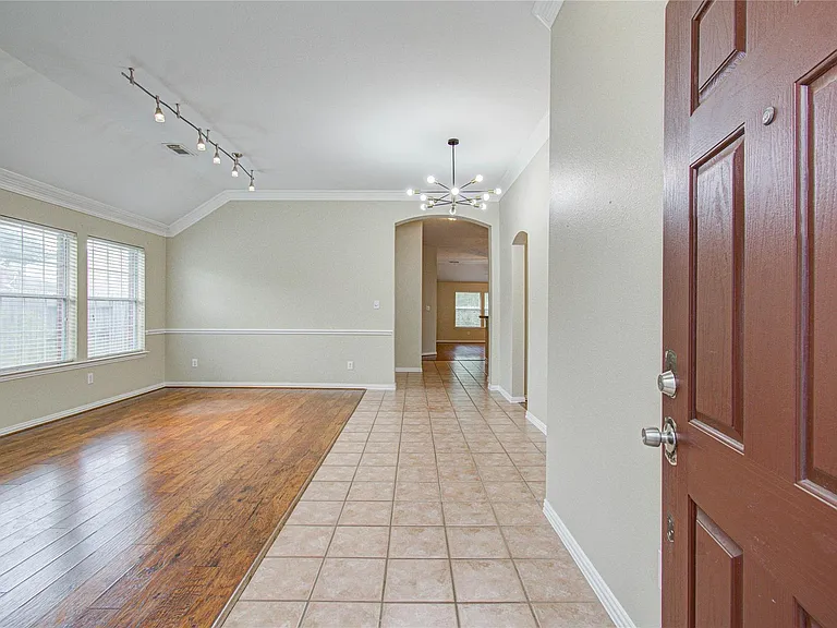 18223 Heathridge Ln — Photo 5