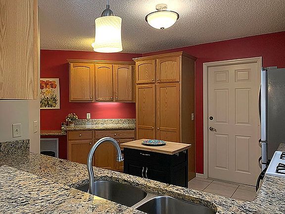 ADDTL CABINETS W/PULL OUTS!