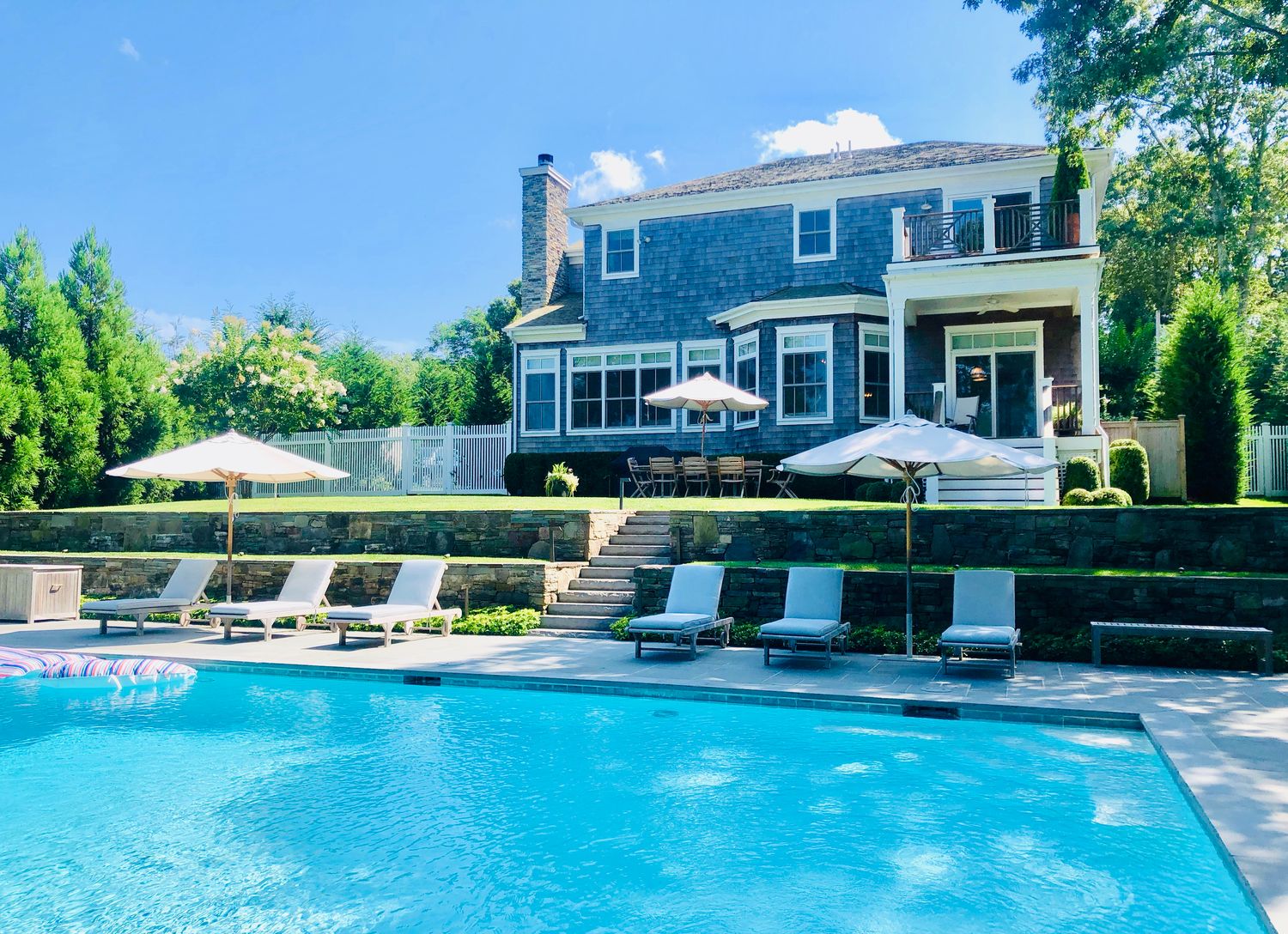  Gorgeous back yard w/ plenty of room for lounging