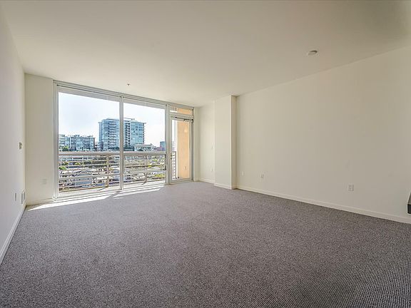4th image of 325 Berry St APT 519
