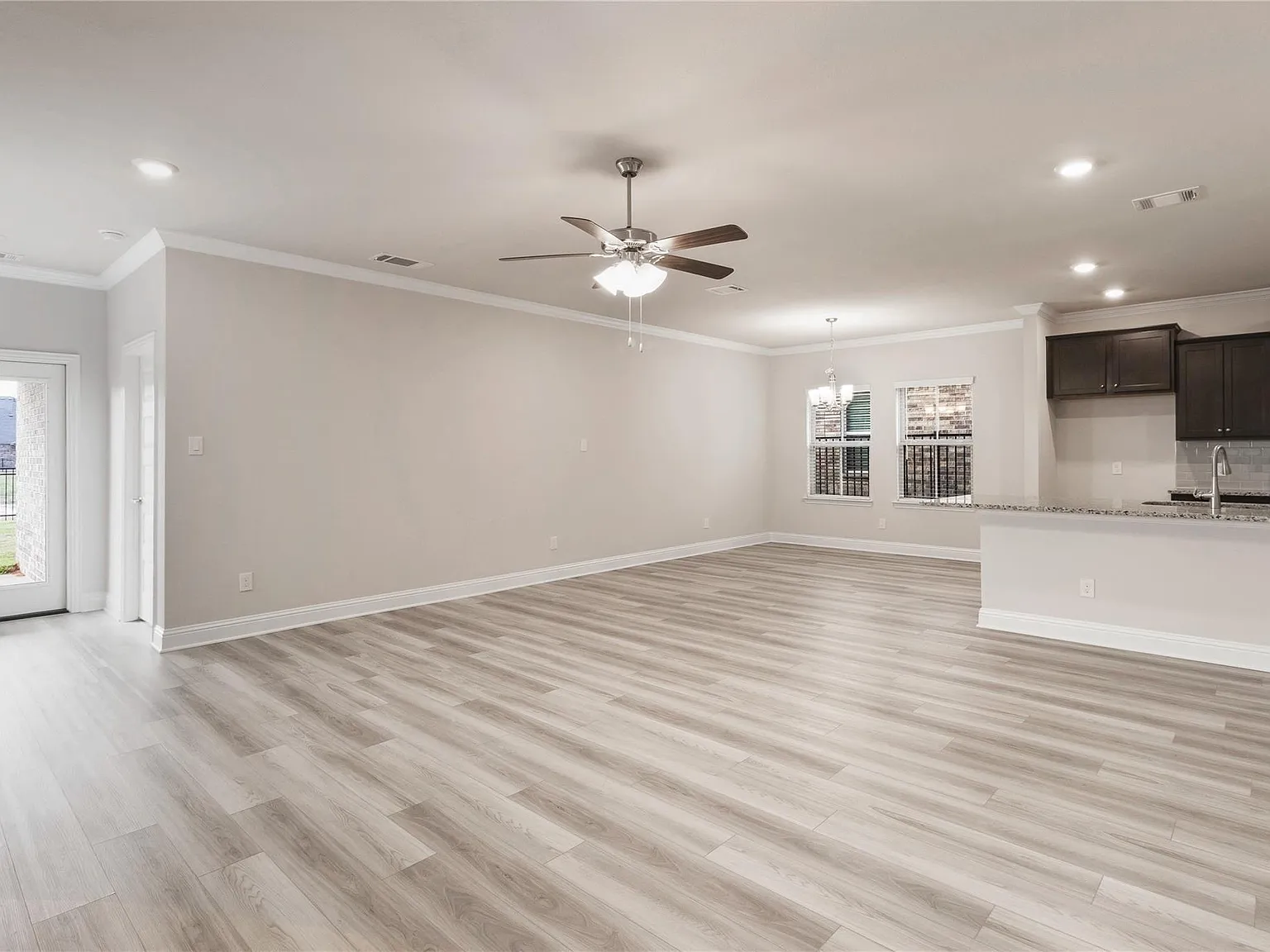 5 bed, 3.5 bath, 2607 sqft, $2,990 — Photo 4