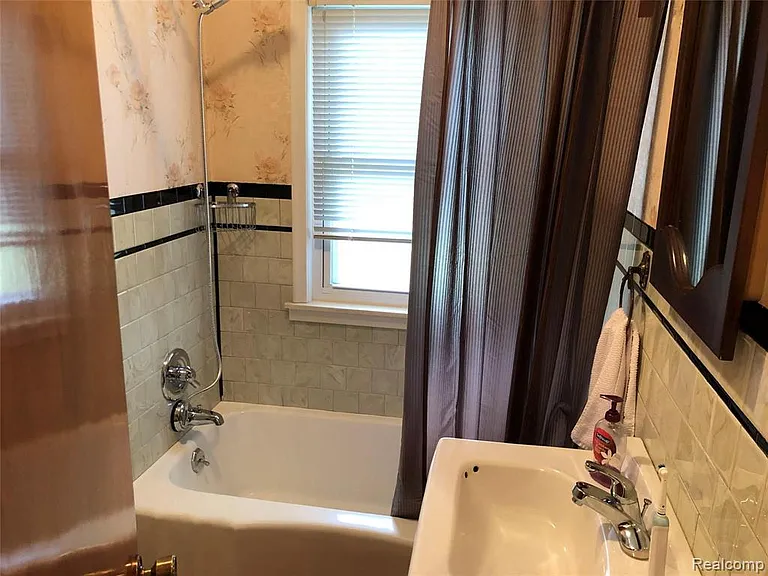 2111 W Forteen Mile Rd — Photo 16