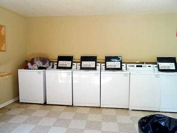 COMMON LAUNDRY ROOM