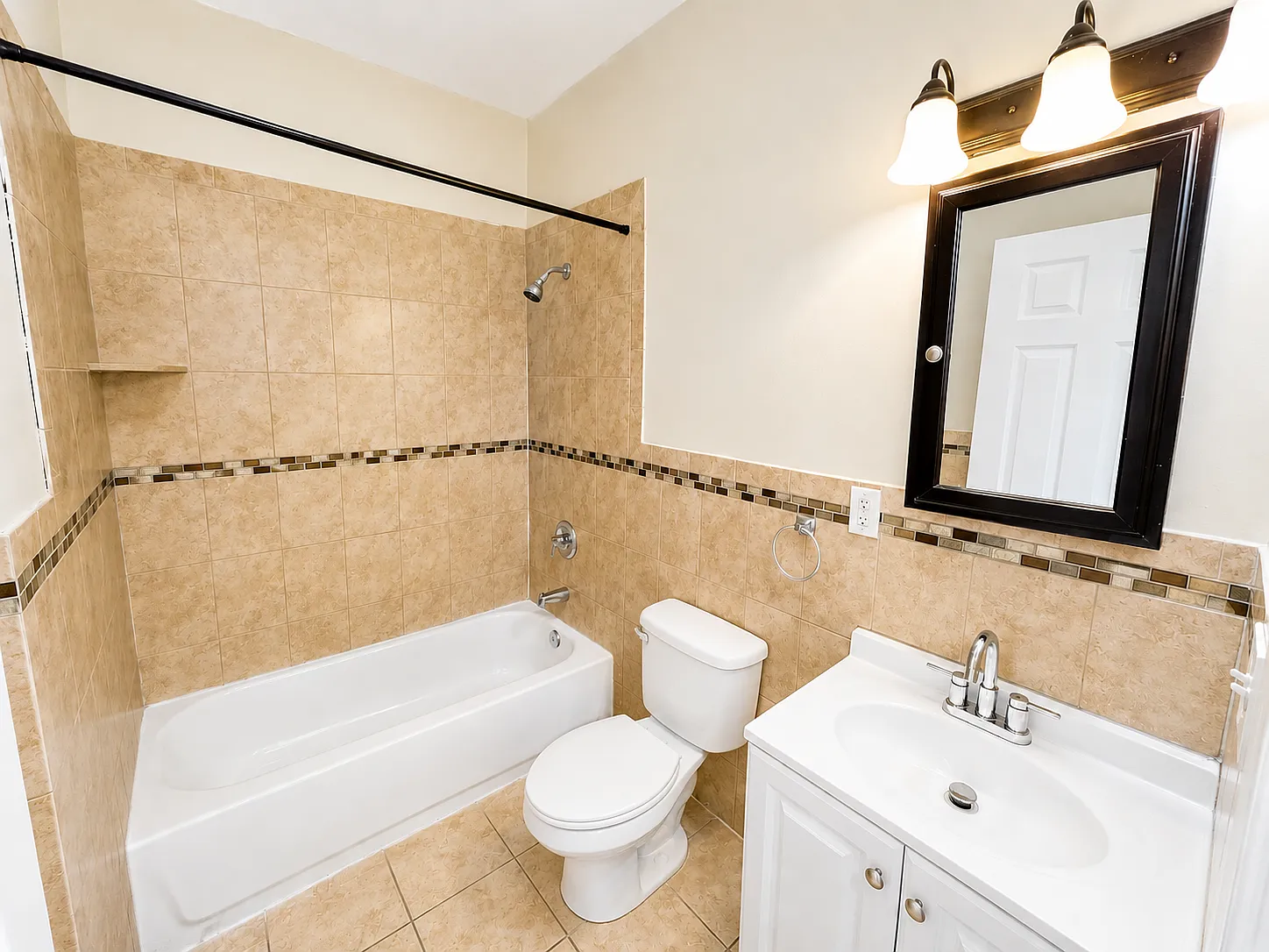 3 bed, 1200 sqft, $2,095 — Photo 2