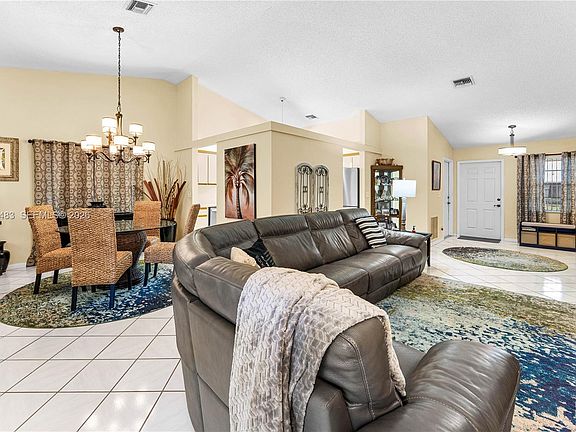 4th image of 5329 Garrett Ln
