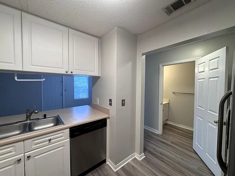 852 Dunwoody Pl — Photo 6