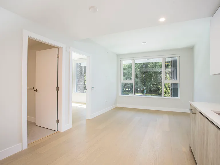 423 6th St #211 — Photo 4