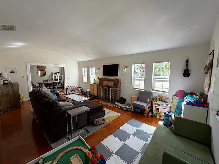 Edenhurst Ave. 3730 -Rentals — Photo 7
