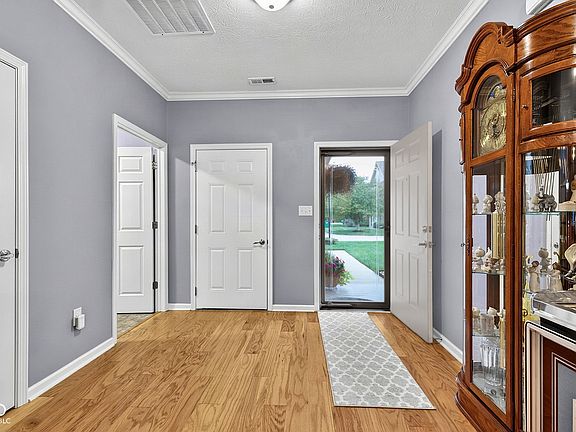 3rd image of 4242 Revere Ln
