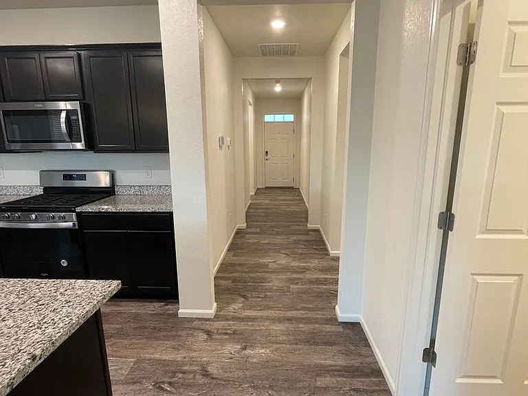 1576 Clarendon Dr — Photo 8