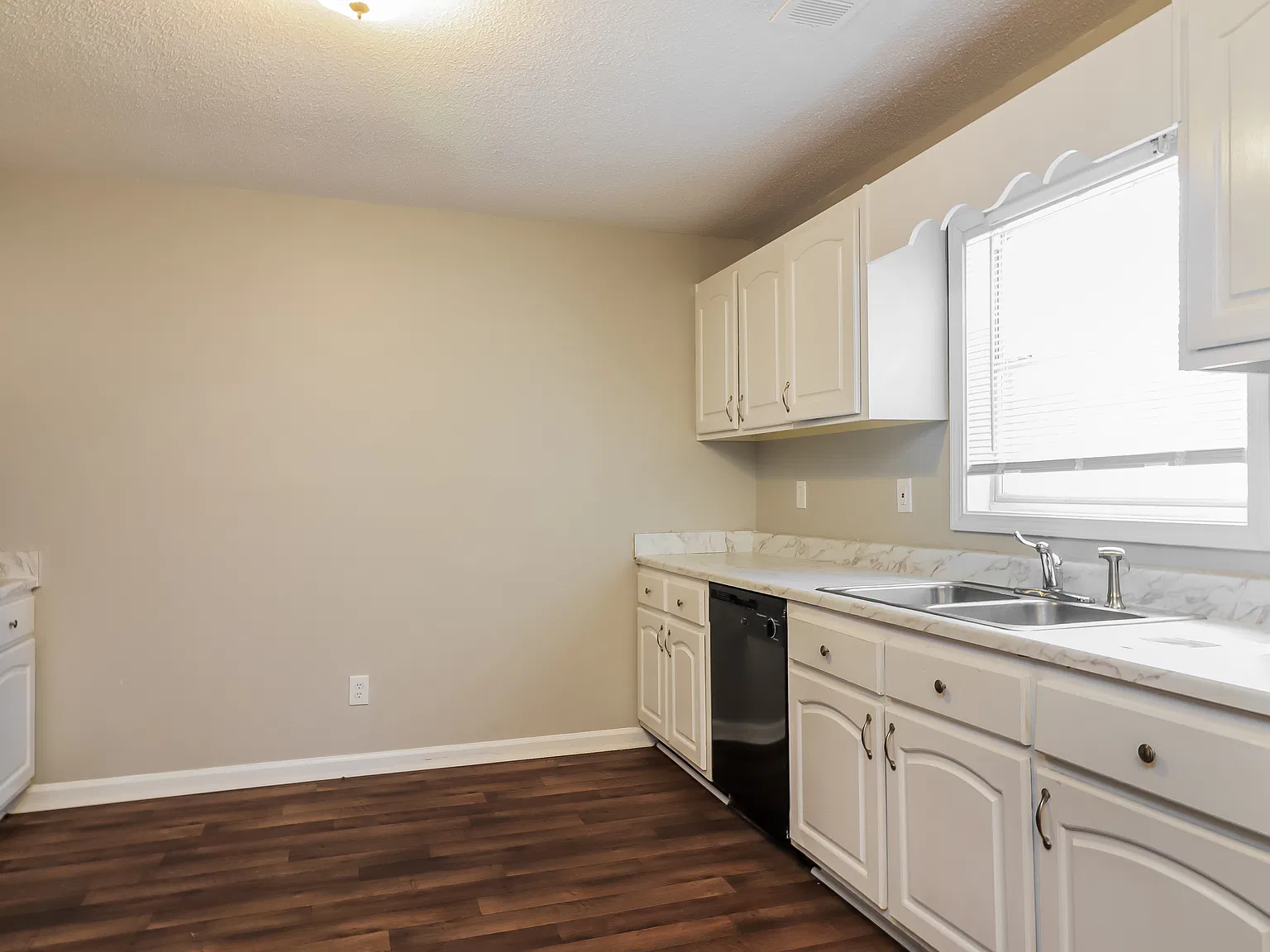 3 bed, 2.0 bath, 1804 sqft, $1,845 — Photo 4