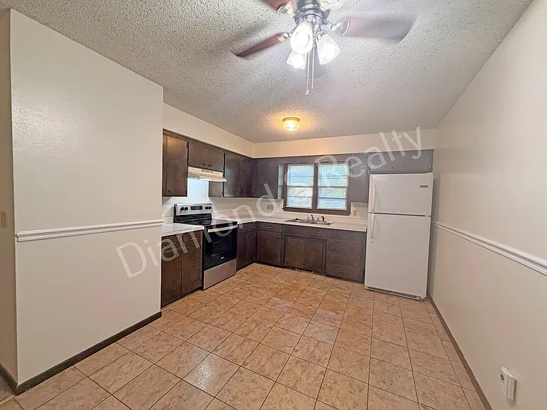 2750 N Howard Ave — Photo 6