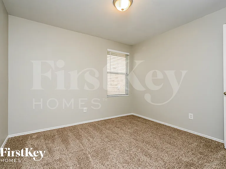 3908 Windy Point Dr — Photo 11