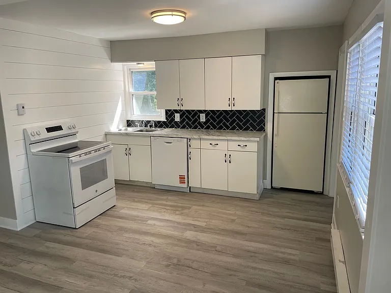 5032 Boyd Ave NE — Photo 2