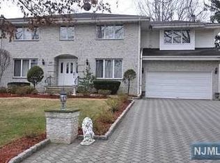 232 Washington Pl, Paramus, NJ 07652