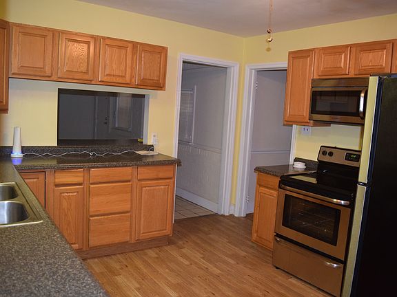 kitchen w/ stainless steel