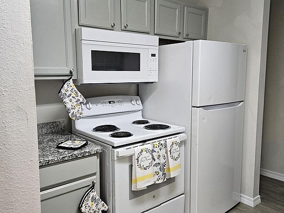3rd image of 14437 Whitney Dr