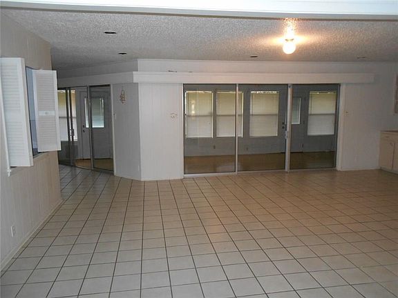 3rd image of 1800 Live Oak St