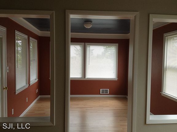 4th image of 270 Marguerite Pl